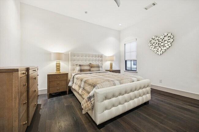 Building Photo - 5353 Lampasas St