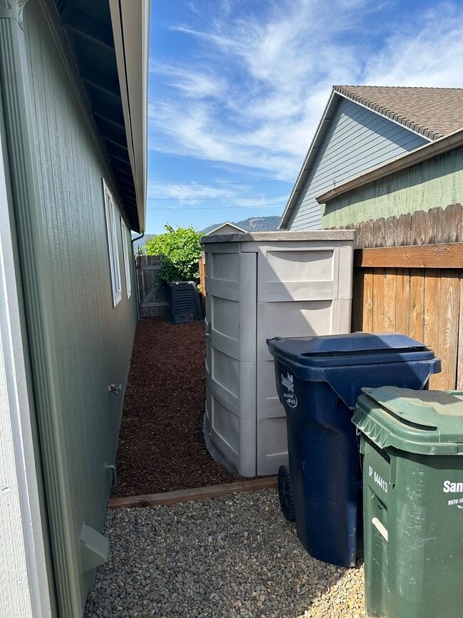 Building Photo - Charming 1 bedroom 1 bath house in Springfield!