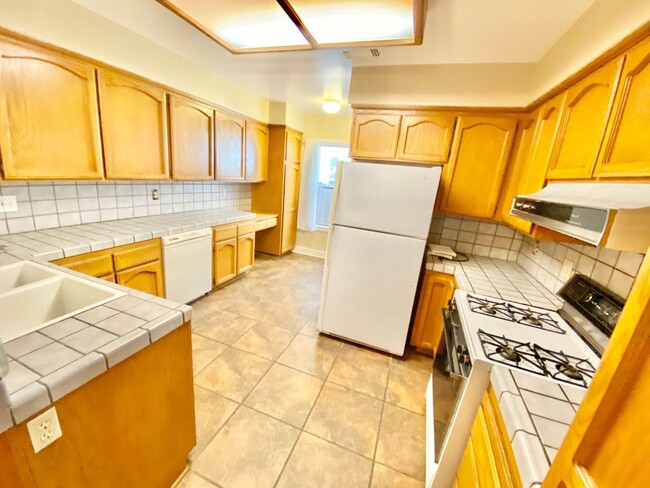 Building Photo - Adorable Home in Mid-town Sacramento!