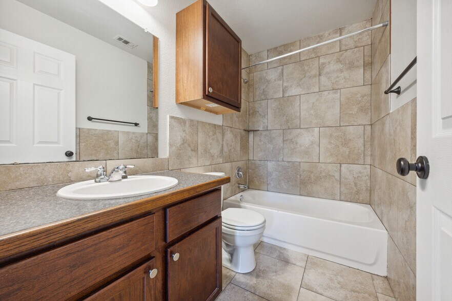 front bathroom - 2501 Oak Ln