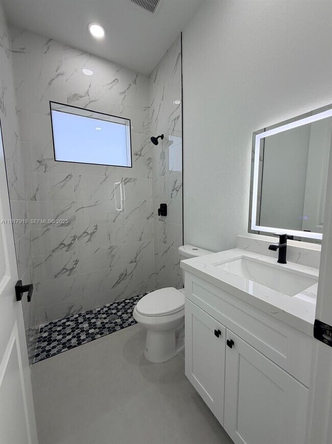 Building Photo - 1144 Mobley St E