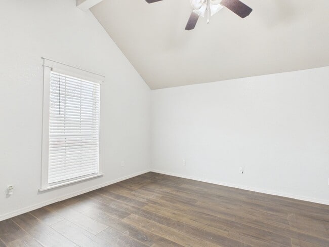 Building Photo - 4 bedroom in City View!