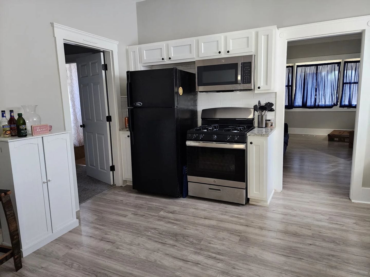 Building Photo - 1115 E 8th St