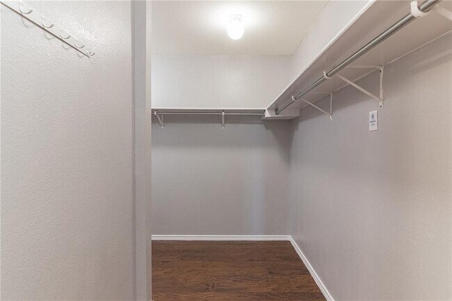 Building Photo - 1908 Candlelight Dr