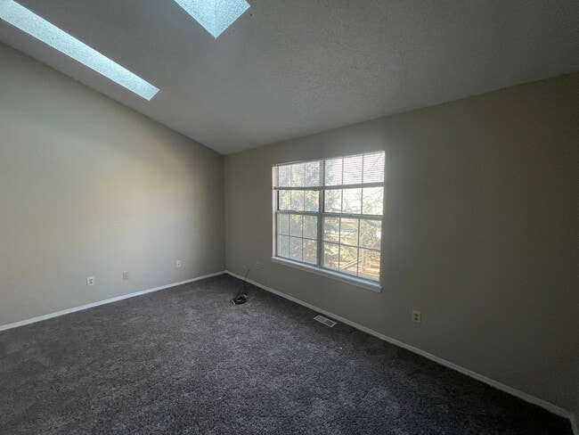 Building Photo - 2 Bedroom 2 Bathroom Townhouse Near Quincy and Buckley!! **Special**