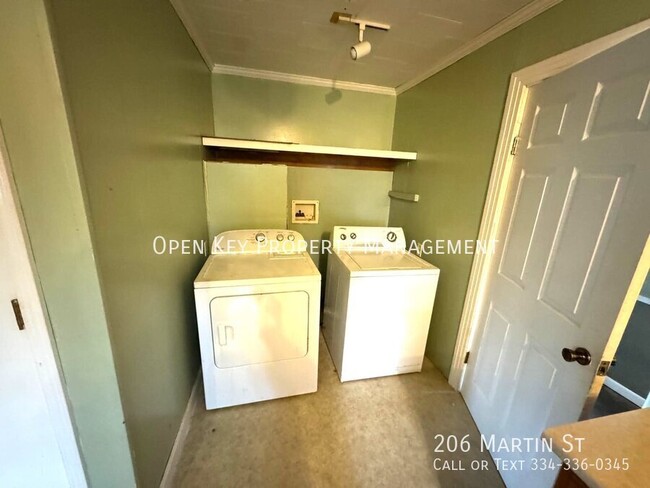 Building Photo - 206 Martin St