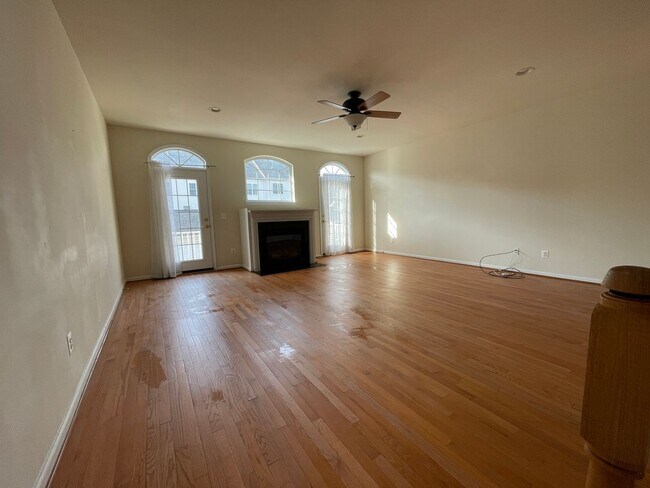 Building Photo - Stunning Light-Filled 3 Bed 2/2 Bath Townhome In Sought After Brambleton