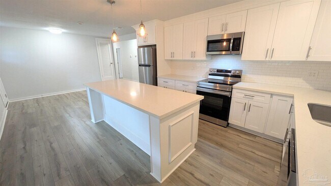 Building Photo - 5912 Sarah Dr