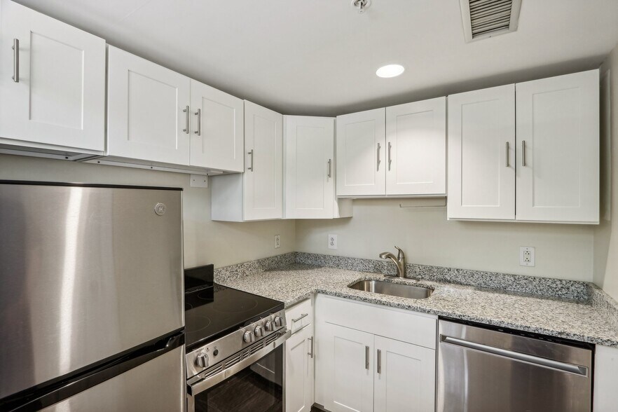 Building Photo - 1470 Beacon St