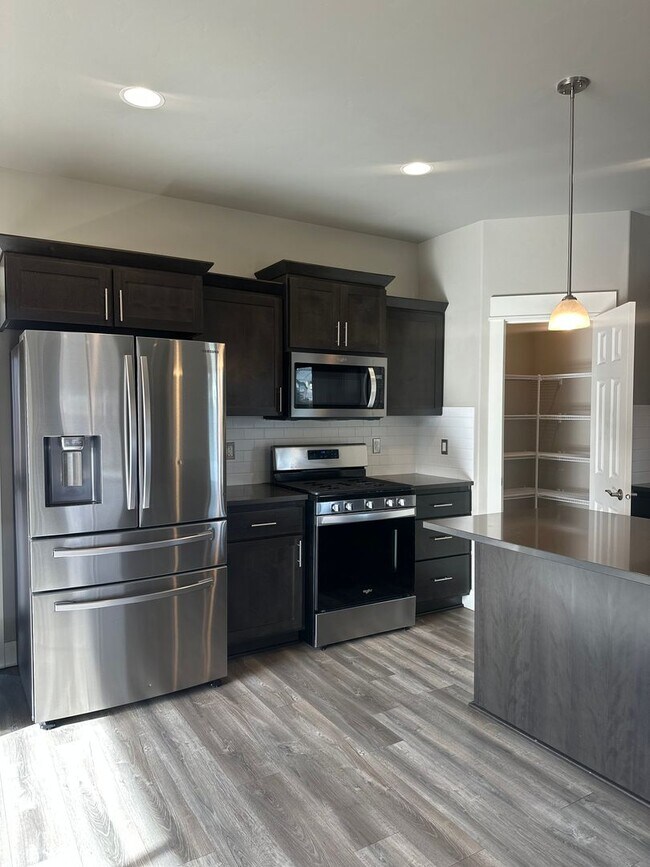 Building Photo - Beautiful Stone Creek Home | Open Layout, RV Parking & Private Pool Access