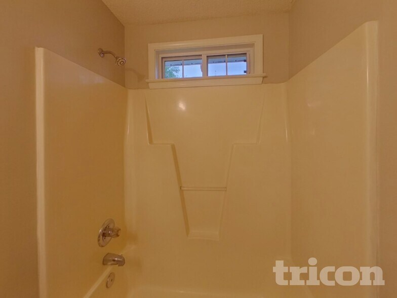 Building Photo - 140 Diamond Dr