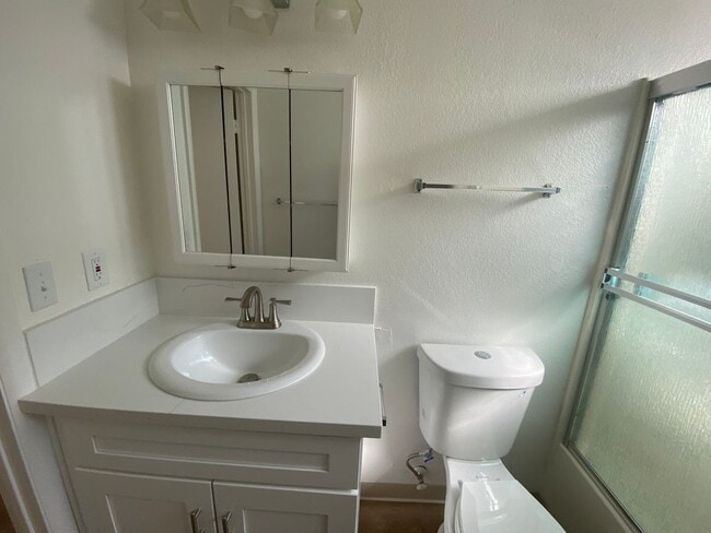 Building Photo - La Tierra Garden Apartment (29)