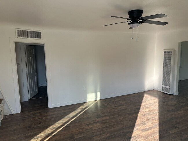 Building Photo - 680 E Ventura Ave