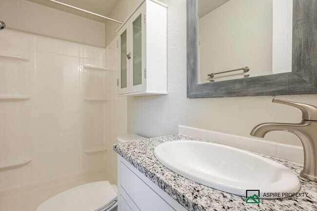 Building Photo - New Renovated 2 Bed 2 bath Townhome