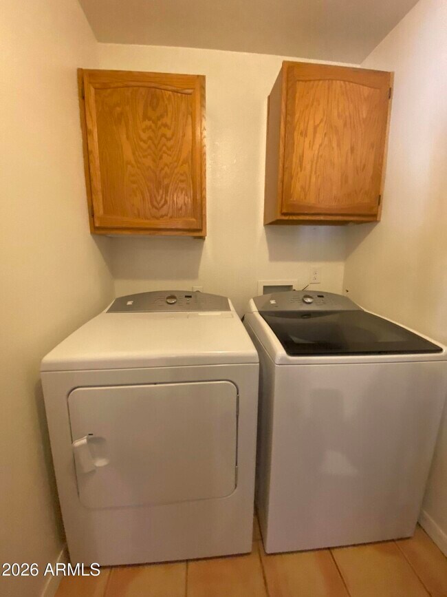 Building Photo - 405 E Huber St