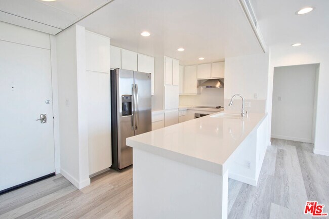 Building Photo - 2170 Century Pk E