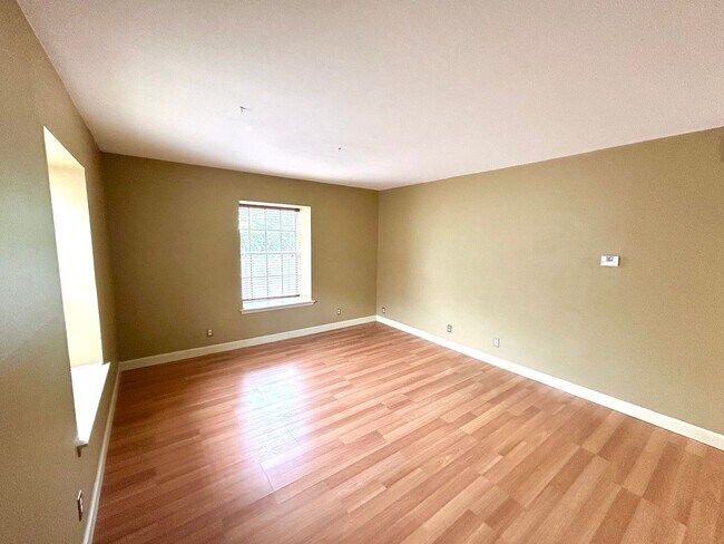 Building Photo - MOVE IN SPECIAL Upstairs Condo with Premium Amenities & Hardwood Floors!