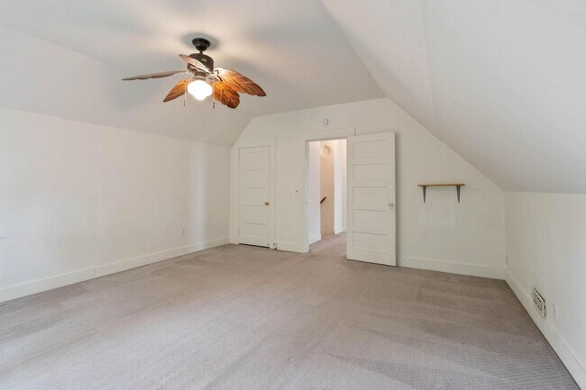 Building Photo - Spacious, light-filled 3-bdrm/2-bath vinta...