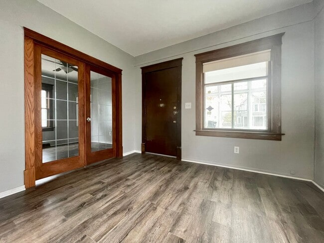 Building Photo - Riveting 5 Bedroom 1.5 Bathroom Home in Minneapolis!