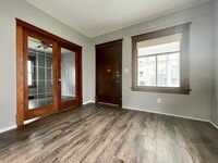 Building Photo - Bright and Charming 5 Bedroom 1.5 Bathroom...