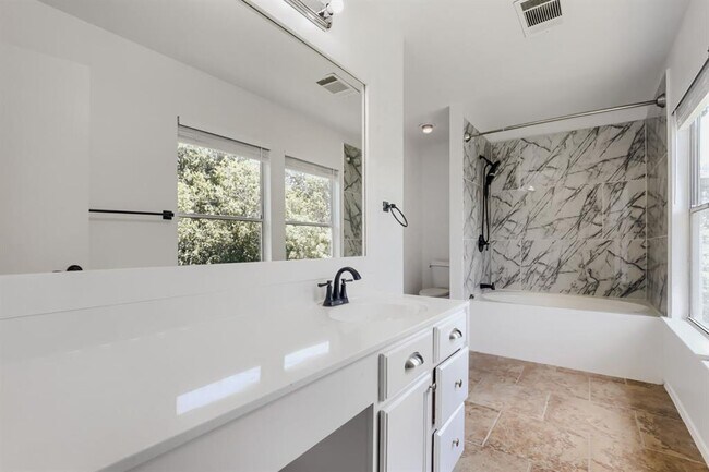 Building Photo - 512 Woodford Dr