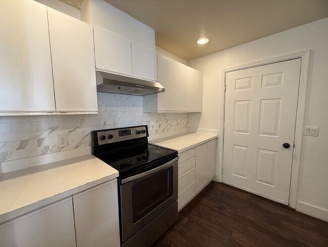 Building Photo - The Lakes @ Kent Community Condo Unit Avai...