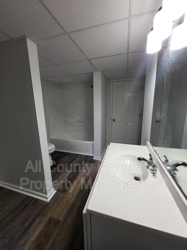 Building Photo - 6370 Ashdale Dr