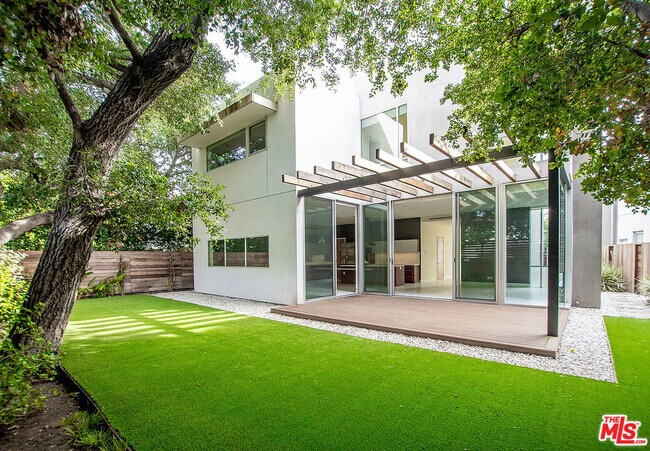 Building Photo - 16540 Moorpark St