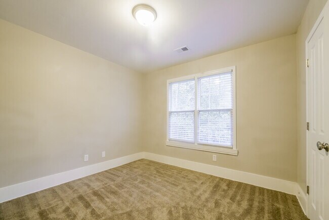 Building Photo - 3073 Essex Dr