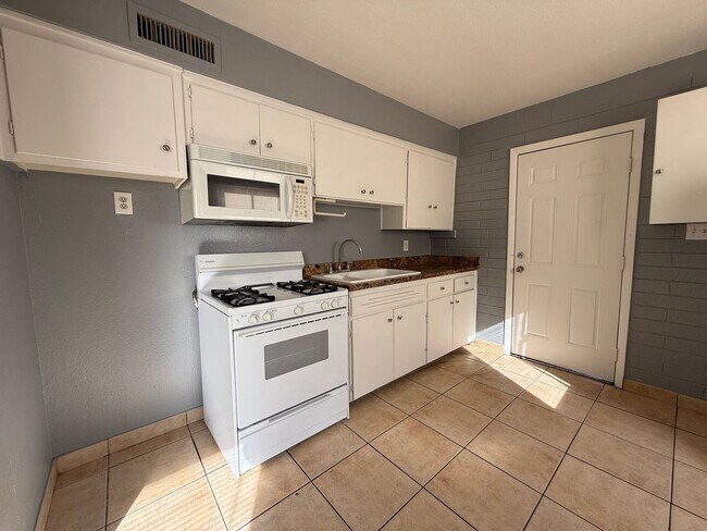 Building Photo - 5123 N 28th Dr