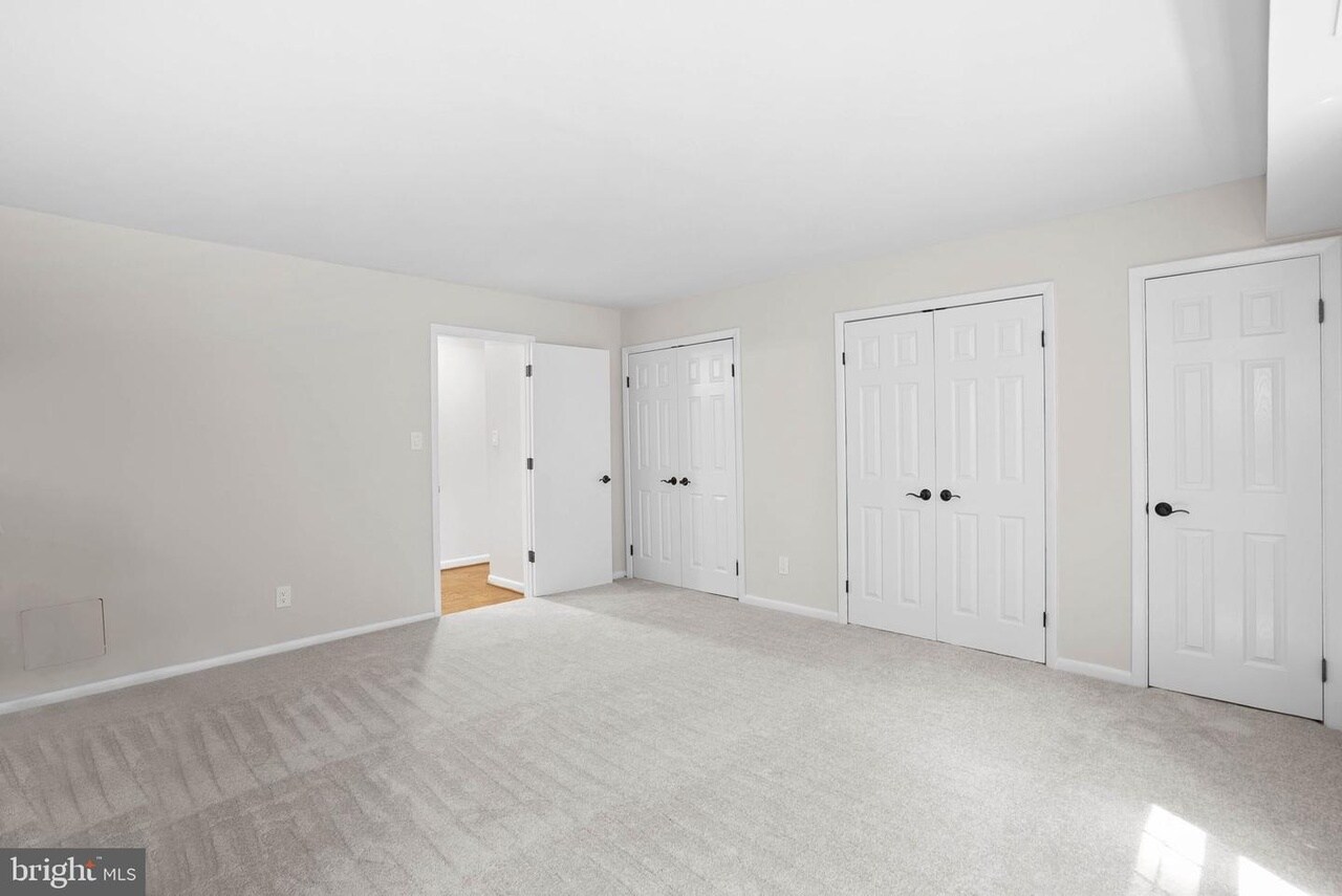 Building Photo - 3915 Lyndhurst Dr