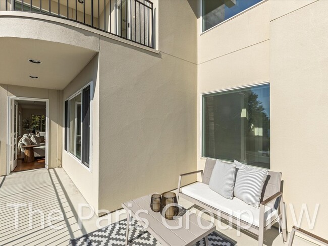 Building Photo - Stunning 3 Story Kirkland Water View Home ...