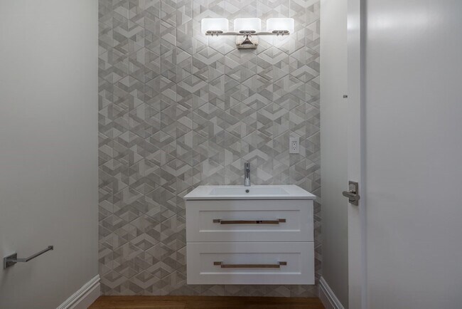 Building Photo - 131 W Newton St