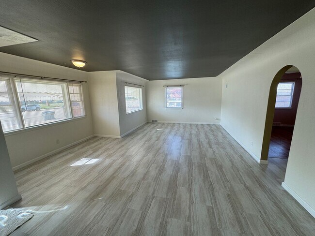 Building Photo - 2308 6th Ave