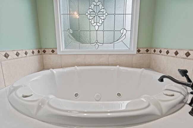 Building Photo - Pet Friendly!  Ideal location to Eglin AFB!!