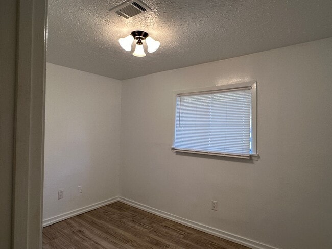 Building Photo - 3127 Fleetwood Dr