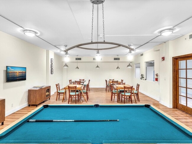 Building Photo - 2655 Collins Ave