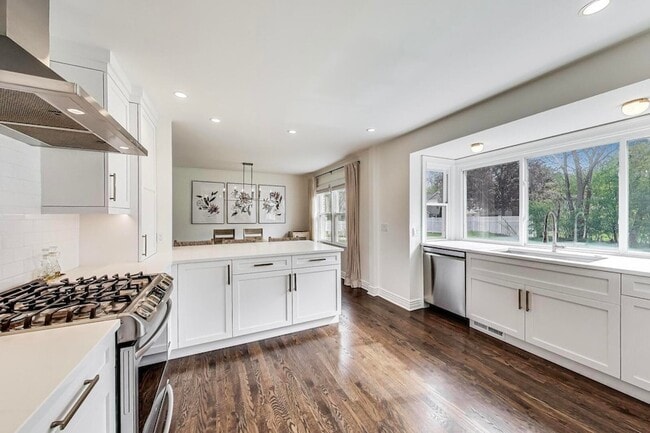 Building Photo - 511 S Dwyer Ave