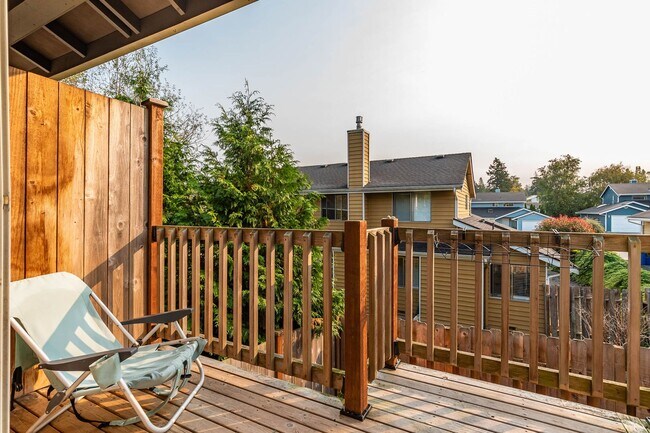 Building Photo - Conveniently Located 3 Bedroom Townhouse