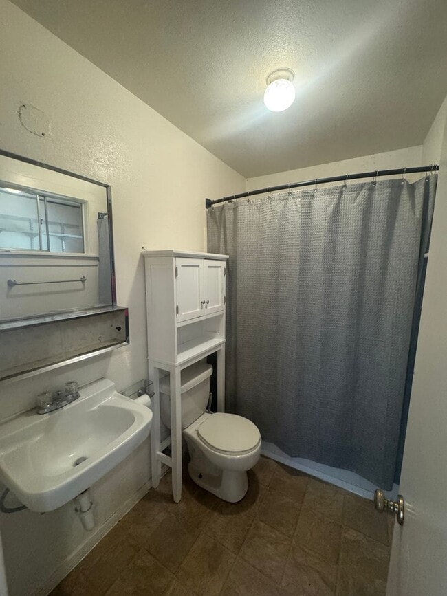 Building Photo - 1 BED/1 BATH IN REDDING