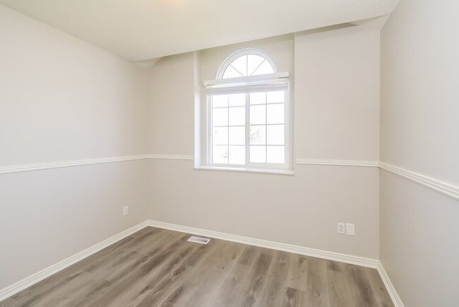 Building Photo - 5060 S Vista Dr