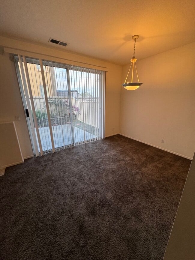 Building Photo - 3 Bedroom / 3 Bath Townhome Available Now! Chula Vista / San Miguel Ranch