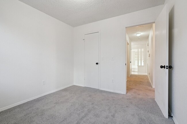 Building Photo - 3-Bedroom Home Near Dining, Shopping & Broadway Extension