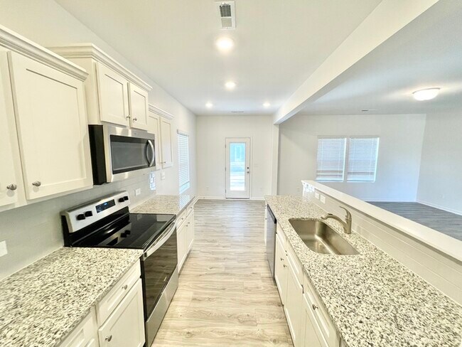 Building Photo - 3 br 2.5 ba Paired Home with attached gara...