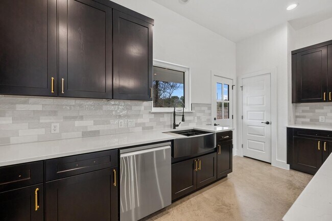Building Photo - 830 Woodland Hills Dr