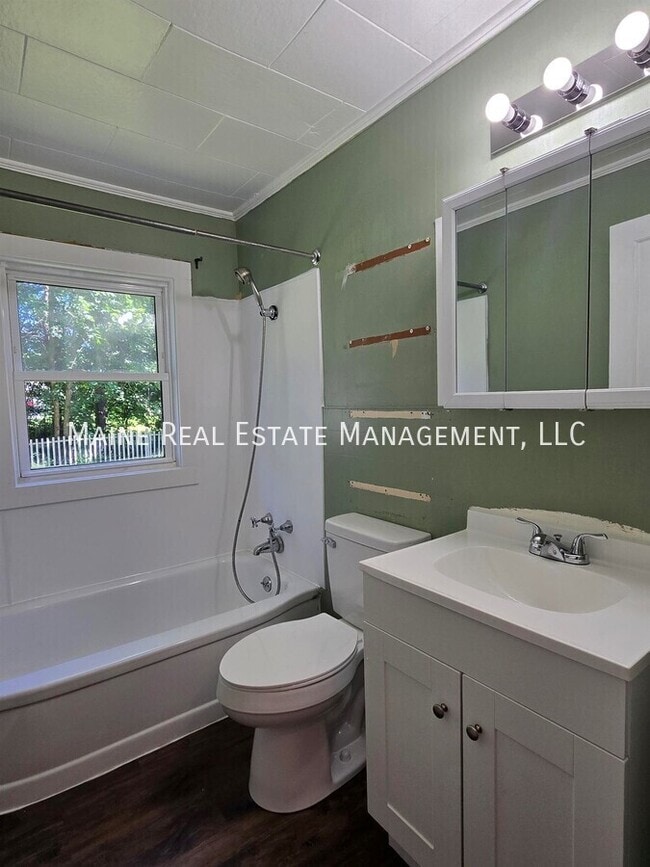 Building Photo - 885 Minot Ave