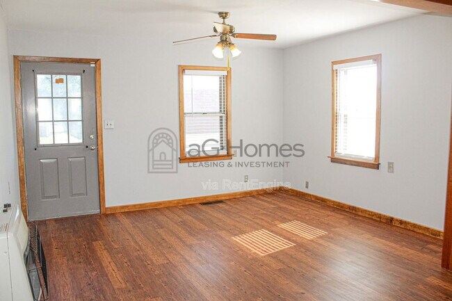 Building Photo - 317 W Peach St
