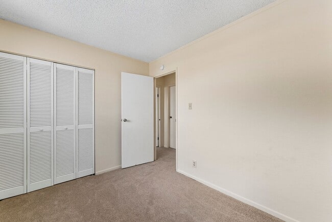 Building Photo - Waiau Gardens Kai Townhouse with 3 bedrooms / 1.5 bathrooms / 2 assigned parking stalls