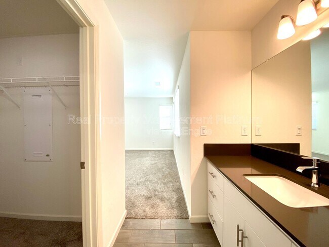 Building Photo - 730 N Bliss Ln