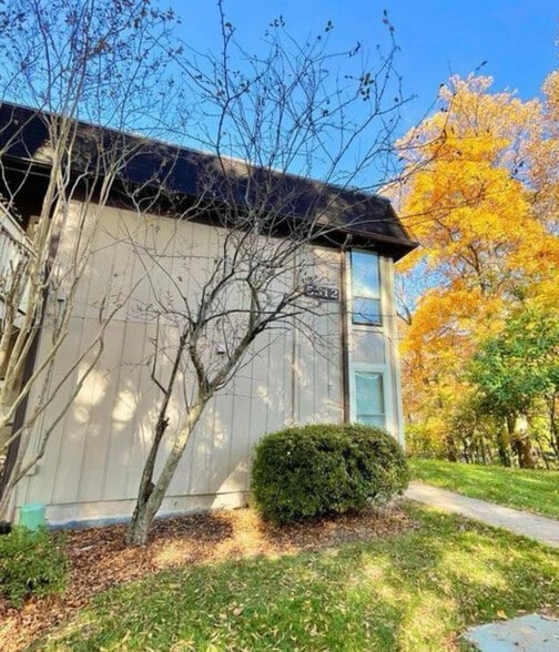 Building Photo - 5812 Royal Ridge Dr